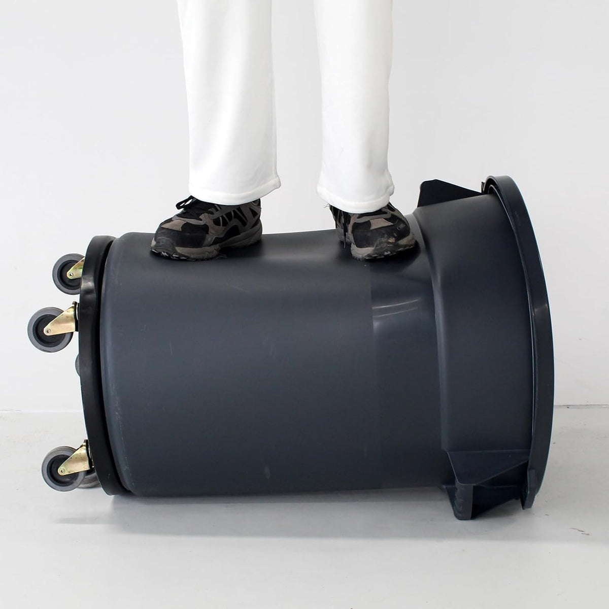 32 Gallon Grey Outdoor Trash Can with Lid and Wheels D479102
