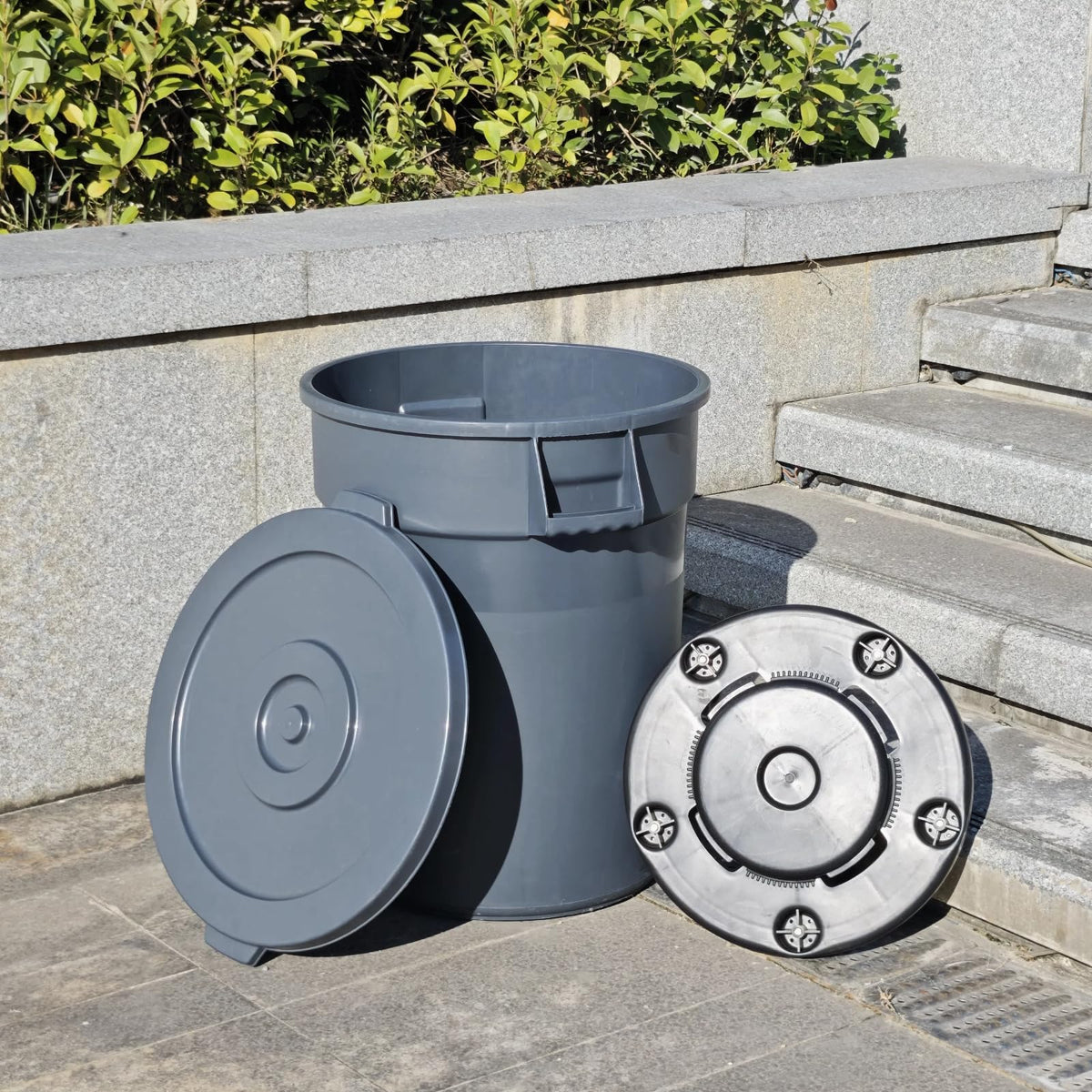 32 Gallon Grey Outdoor Trash Can with Lid and Wheels D479102